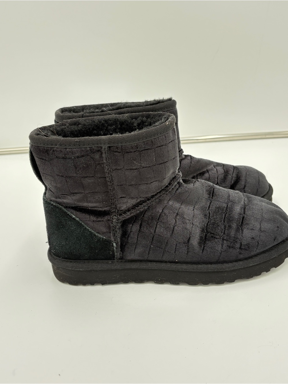 UGG Classic Mini II Croc Black Velvet Boots Shearling Warm Comfy Women’s Size 7